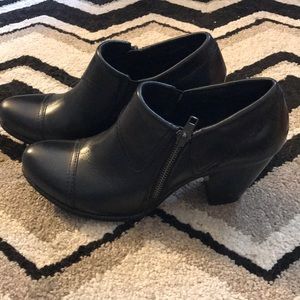 Born BOC black leather booties in EUC
